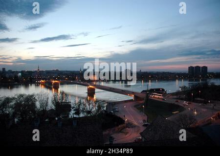 Panoramablick auf Novi Sad und die Donau in Serbien, während der goldenen Stunde, von der Festung Petrovaradin. Stockfoto