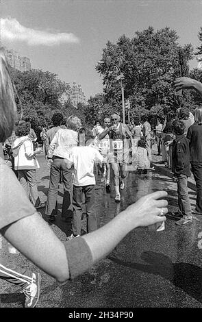 Läufer auf dem Wasser beenden den Wettbewerb beim New York City Marathon 1973. Stockfoto