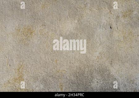 Schuss einer alten strukturierten Zementwand mit Flecken Stockfoto