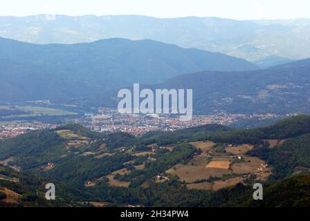 Panoramablick auf die Stadt Bajina Basta und den Fluss Drina in Westserbien Stockfoto