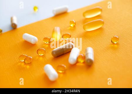 Gelbe Kapseln von Nutraceuticals im Löffel. Pillen und Medikamente. Stockfoto