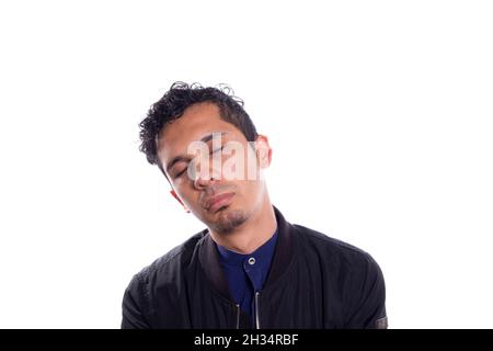 Müde und müde Mann auf weißem Hintergrund. Ein Schlafiger sitzender Mann. Stockfoto