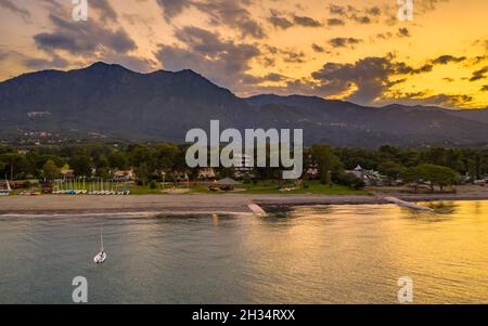 Luftaufnahme der Ostküste Korsikas von Moriani Plage bei Sonnenuntergang, Frankreich Stockfoto