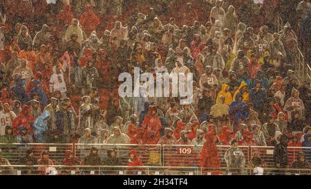 Santa Clara, Kalifornien, USA. Okt. 2021. Menge im Regen am Sonntag, 24. Oktober 2021, im Levis Stadium in Santa Clara, Kalifornien. Die Colts besiegten die 49ers 30-18. (Bild: © Al Golub/ZUMA Press Wire) Stockfoto