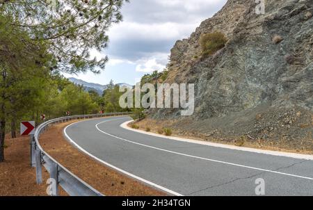 Serpentinenstraße durch das Troodos-Gebirge von Zypern Stockfoto