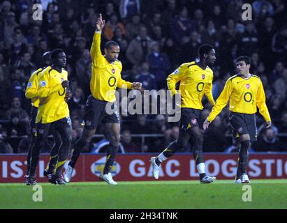 portsmouth gegen Arsenal thierry henry feiert Bild MIKE WALKER 2005 Stockfoto