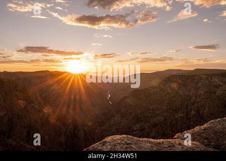 Der Sonnenuntergang über dem Black Canyon of the Gunnison vom Aussichtspunkt am Südrand Stockfoto