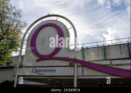 Slough, berkshire, Großbritannien. 25. Oktober 2021. Das Stadtzentrum in Slough verändert sich rasant. Das Queensmere Shopping Centre soll abgerissen und durch Wohnungen, neue Geschäfte und Restaurants ersetzt werden. Quelle: Maureen McLean/Alamy Stockfoto