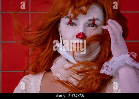 Engagierte Cos-Spieler kommen für den ersten Tag der MCM Comic-Con Convention im Excel Center im Osten Londons, Großbritannien, an. Stockfoto