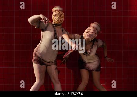 Engagierte Cos-Spieler kommen für den ersten Tag der MCM Comic-Con Convention im Excel Center im Osten Londons, Großbritannien, an. Stockfoto