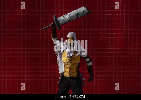 Engagierte Cos-Spieler kommen für den ersten Tag der MCM Comic-Con Convention im Excel Center im Osten Londons, Großbritannien, an. Stockfoto