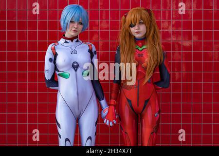 Engagierte Cos-Spieler kommen für den ersten Tag der MCM Comic-Con Convention im Excel Center im Osten Londons, Großbritannien, an. Stockfoto