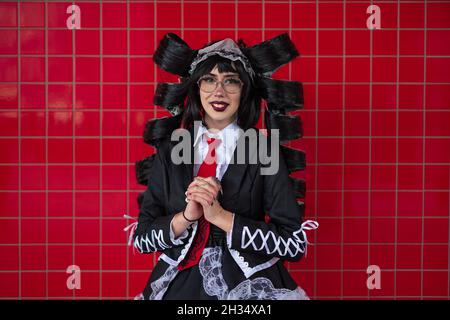 Engagierte Cos-Spieler kommen für den ersten Tag der MCM Comic-Con Convention im Excel Center im Osten Londons, Großbritannien, an. Stockfoto