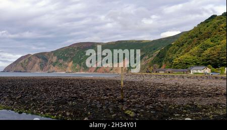 Lynmouth Bay und Countisbury Hill, North Devon, Großbritannien vom Hafen aus gesehen Stockfoto