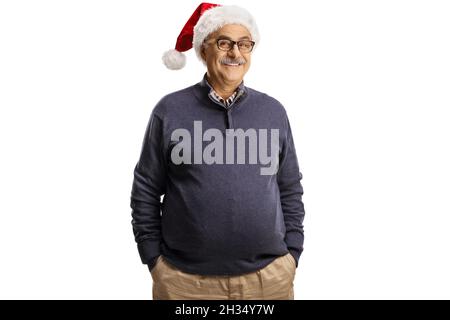Reifer Mann mit weihnachtsmannhut und lässiger Kleidung lächelt auf Kamera isoliert auf weißem Hintergrund Stockfoto
