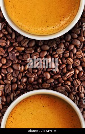 Kaffeetasse mit Schaum auf Bohnen Hintergrund Stockfoto