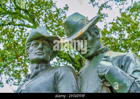 Statuen eines Offiziers und eines Kavalleriemannes auf dem Confederate Memorial auf dem Schlachtfeld des Shiloh National Military Park in Tennessee. Stockfoto