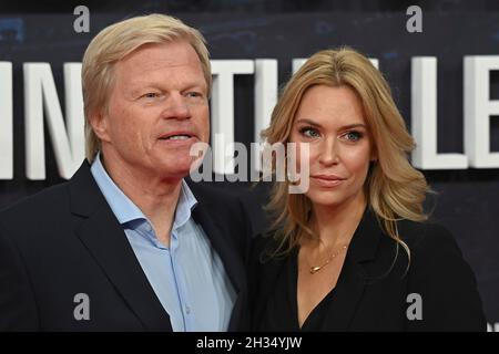 Oliver KAHN (CEO FCB) mit seiner Frau Svenja. Premierenfeier für den Amazon Original Dokumentarfilm FC BAYERN Ð HINTER DER LEGENDE am 25. Oktober 2021 im Arri Kino in München, roter Teppich. Stockfoto
