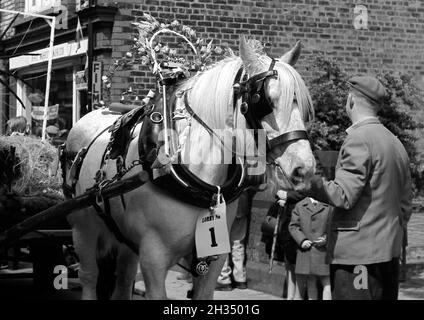 1965 Knutsford Royal May Day Prozession durch die Straßen von Knutsford Stockfoto