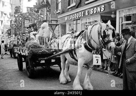 1965 Knutsford Royal May Day Prozession durch die Straßen von Knutsford Stockfoto