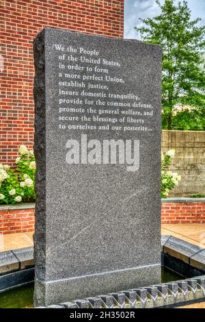 Zitat aus der US-Verfassung über die Granitsäule im Innenhof des Corinth Civil war Interpretive Center of Shiloh National Military Park in Stockfoto