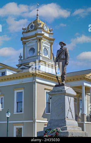 Vor dem historischen Burke County Courthouse in Morganton, North Carolina, steht ein Confederate Monument. Stockfoto