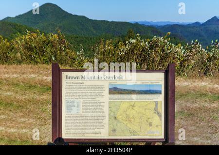 Informationsschild über die Brown Mountain Lights am Brown Mountain View Overlook am Highway 181 in Newland, North Carolina. Stockfoto