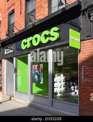 Ottawa, Kanada - 23. Oktober 2021: Crocs, ein amerikanisches Unternehmen, das Schuhe, Sandalen und Schaumstoff-Clog-Schuhe verkauft, lad in der William Street in Bywar Stockfoto