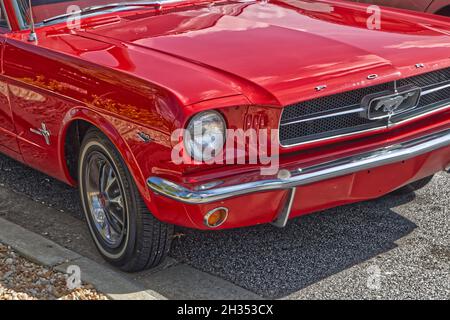 Grovetown, GA USA - 10 14 21: Seltene rote Ford Mustang Vorderecke aus dem Jahr 1966 Stockfoto