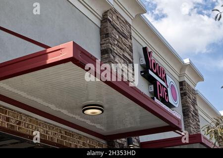 Grovetown, GA USA - 10 14 21: Ihr Pie Pizza Restaurant Gebäude Schild Stockfoto