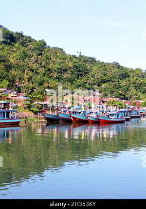 Muaro ist ein kleiner alter Hafen am Fluss Batang Arau, der von vielen kleinen hölzernen Fischerbooten in der Altstadt von Padang, West-Sumatra, Indonesien, genutzt wird. Stockfoto