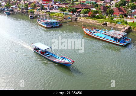 Muaro ist ein kleiner alter Hafen am Fluss Batang Arau, der von vielen kleinen hölzernen Fischerbooten in der Altstadt von Padang, West-Sumatra, Indonesien, genutzt wird. Stockfoto