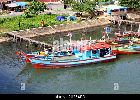 Muaro ist ein kleiner alter Hafen am Fluss Batang Arau, der von vielen kleinen hölzernen Fischerbooten in der Altstadt von Padang, West-Sumatra, Indonesien, genutzt wird. Stockfoto