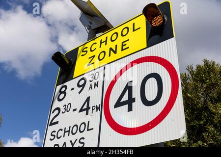 Australisches solarbetriebenes Schulzonenschild in Sydney mit Höchstgeschwindigkeit von 40 km/h zu festgelegten Zeiten Stockfoto