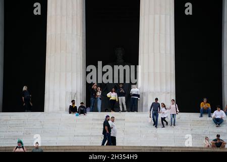 Washington, USA. Oktober 2021. Am 25. Oktober 2021 besuchen Menschen das Lincoln Memorial in Washington, DC, USA. Die Berater der US-amerikanischen Food and Drug Administration (FDA) werden am Dienstag zu einem wichtigen Treffen darüber zusammentreffen, ob der Impfstoff Pfizer-BioNTech COVID-19 für Kinder im Alter von 5 bis 11 Jahren empfohlen werden soll, da Experten vorhersagten, dass jüngere Kinder Anfang November für den Impfstoff in Frage kommen werden. Kredit: Ting Shen/Xinhua/Alamy Live Nachrichten Stockfoto