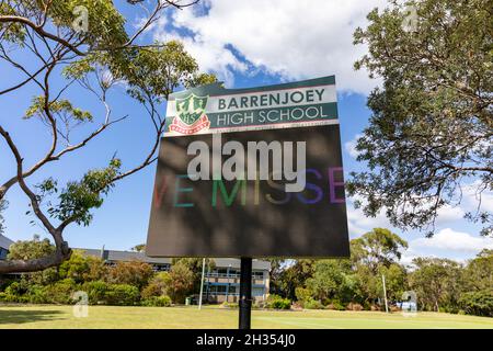 Öffentliche Schulen in Sydney öffnen nach der 19. Sperre erneut, elektronisches Schild der Barrenjoey-Schule sagt Schülern, dass wir dich vermisst haben, Sydney, Australien Stockfoto