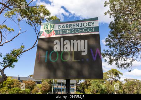 Öffentliche Schulen in Sydney öffnen nach der 19. Sperre erneut, elektronisches Schild der Barrenjoey-Schule sagt Schülern, dass wir dich vermisst haben, Sydney, Australien Stockfoto