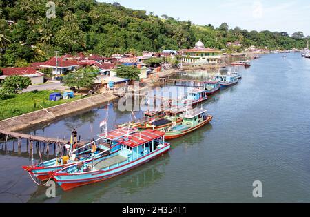 Muaro ist ein kleiner alter Hafen am Fluss Batang Arau, der von vielen kleinen hölzernen Fischerbooten in der Altstadt von Padang, West-Sumatra, Indonesien, genutzt wird. Stockfoto