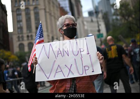 New York, USA. Oktober 2021. Eine Frau hält ein Zeichen für Impfungen, während sie während der Kundgebung „Anti-Mandats March for Choice“, New York, NY, 25. Oktober 2021, vor dem Rathaus steht. Der Bürgermeister von New York, Bill de Blasio, verhängte ab dem 1. November ein Mandat, dass alle Gemeindearbeiter, einschließlich NYPD-Beamten, FDNY, Sanitäter und Lehrer, den COVID-19-Impfstoff erhalten oder Gefahr laufen, ihre Bezahlung zu verlieren. (Foto von Anthony Behar/Sipa USA) Quelle: SIPA USA/Alamy Live News Stockfoto