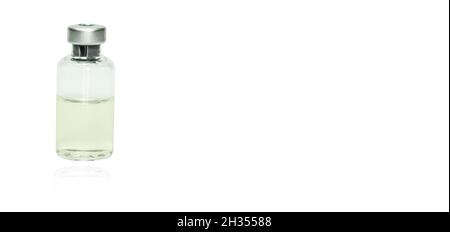 Injektionsflasche Glasfläschchen mit blanko weißem Etikett, Medikamenteneinspritzung auf Fläschchenglas und weißem Hintergrund, medizinisches Bildkonzept. Stockfoto