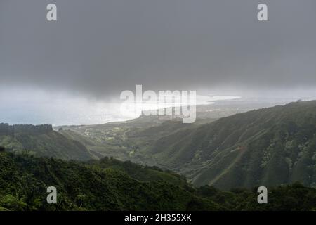 Am frühen Morgen, Hawaii, hat man vom Waihee Ridge Trail aus eine Panoramaaussicht auf die Maui-Nordküste Stockfoto