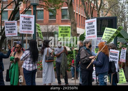 New York, NY - 25. Oktober 2021: Unterstützer der organisierten Gewerkschaft beim Lagerhaus Amazon Staten Island vor dem Außenbüro des NLRB in 2 MetroTech Stockfoto