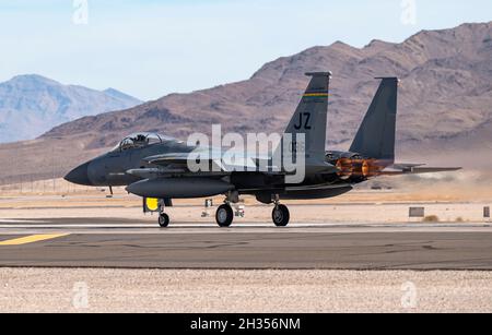 Ein F-15C Eagle-Kampfflugzeug, das von der Louisiana Air National Guard ausgeliehen wurde und dem Air National Guard Air Force Reserve Command Test Center, Eglin Air Force Base, Florida 53. Flügel, Eglin Air Force Base, Florida, zugewiesen wurde, nimmt am 21. Oktober 2021 eine Mission auf der Nellis Air Force Base, Nevada, auf. Das Flugzeug wird vom 18. Bis 25. Oktober 2021 (USA) an der integrierten Prüfung und Bewertung des F-15EX teilnehmen Luftwaffe Foto von William R. Lewis) Stockfoto