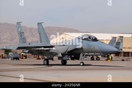 Ein F-15EX Eagle II Jagdjet, der dem 85. Test- und Evaluierungs-Geschwader der Eglin Air Force Base, Florida, zugewiesen wurde, nimmt ein Taxi vom Nellis Air Force Base, Nevada, 21. Oktober 2021. Die neuen F-15EX-Flugzeuge sind auf der Nellis AFB, um zu testen, wie effektiv und geeignet das Flugzeug für den zukünftigen Einsatz in unserer Luftwaffe ist. (USA Luftwaffe Foto von William R. Lewis) Stockfoto