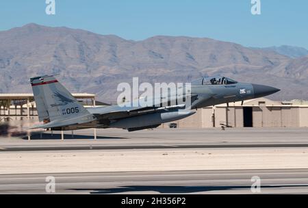 Ein F-15C Eagle-Kampfjet, der dem 123rd Fighter Squadron, Portland Air National Guard Base, Oregon, zugewiesen wurde, hebt vom Nellis Air Force Base, Nevada, am 19. Oktober 2021 ab. Das Flugzeug wird die Bewertung des F-15EX in operationell realistischen Szenarien unterstützen. Detachment 6, Air Force Operational Test & Evaluation Center, Nellis AFB, führt den Test zusammen mit anderen Air Force-Einheiten von der AFB Eglin, Florida und der Portland Air National Guard Base, Oregon, an. (USA Luftwaffe Foto von William R. Lewis) Stockfoto