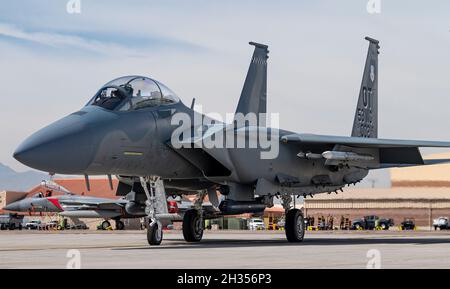 Ein F-15EX Eagle II Jagdjet, der dem 85. Test- und Evaluierungs-Geschwader der Eglin Air Force Base, Florida, zugewiesen wurde, nimmt ein Taxi vom Nellis Air Force Base, Nevada, 21. Oktober 2021. Die neuen F-15EX-Flugzeuge sind auf der Nellis AFB, um zu testen, wie effektiv und geeignet das Flugzeug für den zukünftigen Einsatz in unserer Luftwaffe ist. (USA Luftwaffe Foto von William R. Lewis) Stockfoto