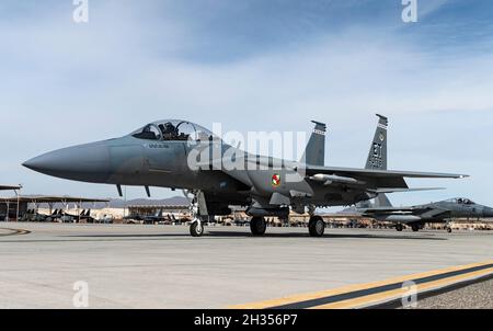 Ein F-15EX Eagle II-Flugzeug, das dem 53. Flügel des Luftwaffenstützpunktes Eglin, Florida, zugewiesen wurde, nimmt vor dem Start bei der Nellis Air Force, Nevada, am 21. Oktober 2021 ein Taxi zur Start- und Landebahn. Das Flugzeug befindet sich auf der Nellis AFB, um zusammen mit F-15C-Flugzeugen des 123rd Fighter Squadron, Portland Air National Guard Base, Oregon, integrierte Tests und Evaluierungsverfahren durchzuführen. (USA Luftwaffe Foto von William R. Lewis) Stockfoto