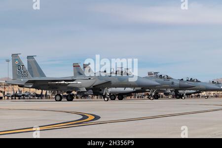 Zwei F-15EX Eagle II-Flugzeuge, die dem 53. Flügel, dem Luftwaffenstützpunkt Eglin, Florida, zugewiesen sind, und zwei F-15C Eagle-Flugzeuge, die dem 123. Jagdgeschwader, Portland Air National Guard Base, Oregon, zugewiesen sind, warten auf den Start bei der Nellis Air Force, Nevada, 21. Oktober 2021. Das Flugzeug befindet sich auf der AFB Nellis, um integrierte Tests und Evaluierungsverfahren durchzuführen. (USA Luftwaffe Foto von William R. Lewis) Stockfoto