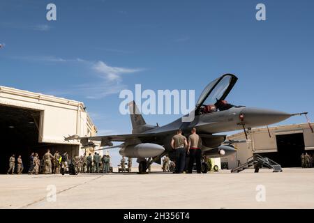 U.S. Air Force Master Sgt. Jason Yunker, 52. Logistics Readiness Squadron, der das vielseitige Integrating Partner Equipment Tanken (VIPER) Kit erstellt hat, erläutert die Vorteile des Kits für französische, deutsche, indische, Israelische und italienische Luftstreitkräfte vor einer Demonstration des Kits mit einem F-16C Kampfflugzeug der US-Luftwaffe gegen Falcon aus dem 480. Expeditionary Fighter Squadron als Teil der Blauen Flagge 21 auf dem Luftwaffenstützpunkt Uvda, Israel, 20. Oktober 2021. Die „Blaue Flagge“, die von Israel veranstaltet und in Israel abgehalten wird, ist eine alle zwei Jahre stattfindende Übung, bei der Flugzeuge mehrerer internationaler Partner die Koalition präsentieren Stockfoto