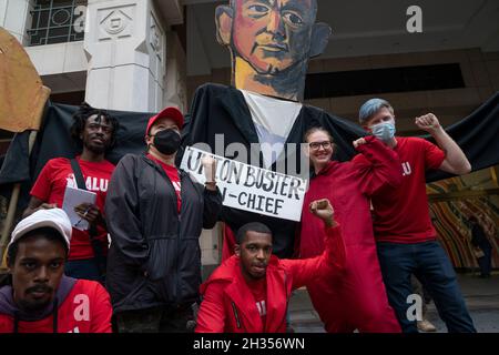 New York, NY - 25. Oktober 2021: Unterstützer der organisierten Gewerkschaft beim Lagerhaus Amazon Staten Island vor dem Außenbüro des NLRB in 2 MetroTech Stockfoto